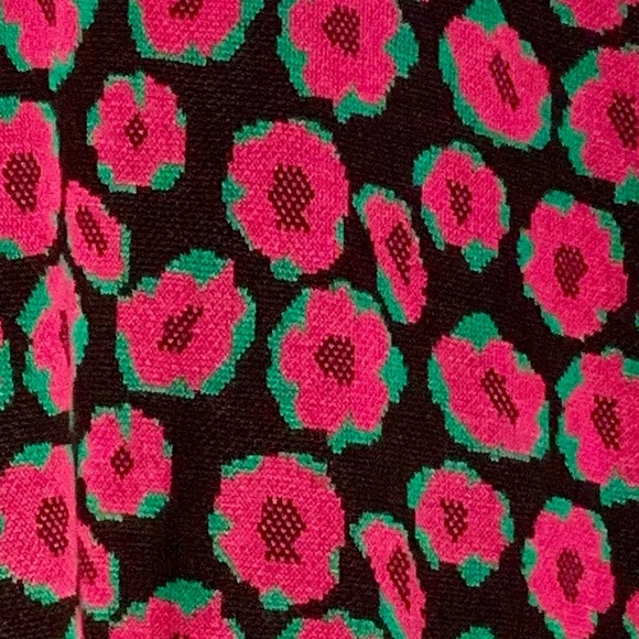 NWOT ONE A Black & Pink Daisy Scoop Neck Relaxed Stretch Long Sleeve Sweater - Picture 2 of 2